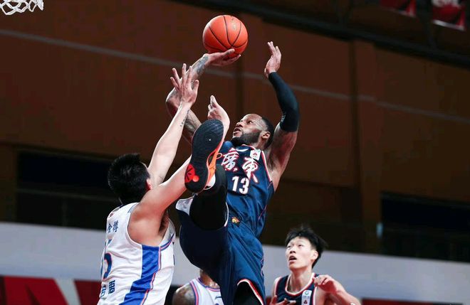 leyu app-浓眉哥焦点对战，哈兰德与50激战TL分钟，爆冷胜负难料！引发球迷热议-leyu app